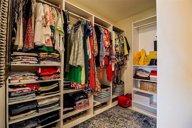 Building Photo - 2500 Parkview Dr