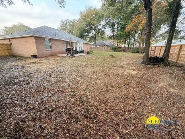 Building Photo - Charming Large 4-Bedroom Home in Crestview!