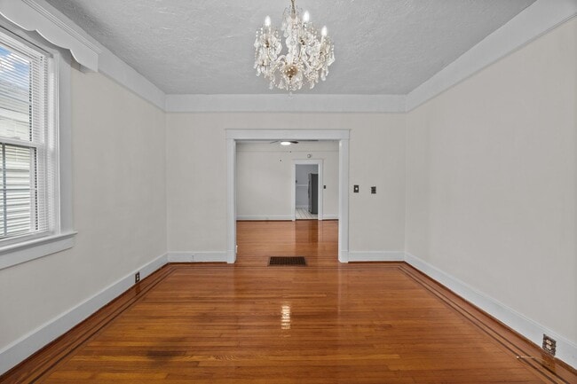 Building Photo - Incredibly Well Maintained & Beautiful Hom...