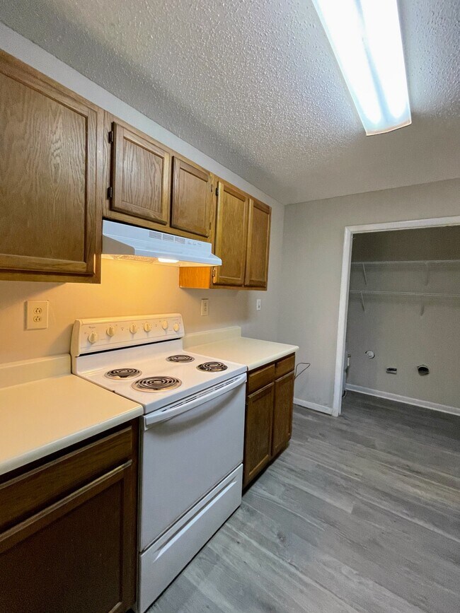 Building Photo - 5001-5007 7 Pine Cir