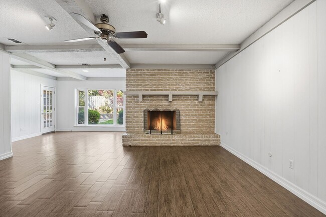 Building Photo - Amazing in Arlington