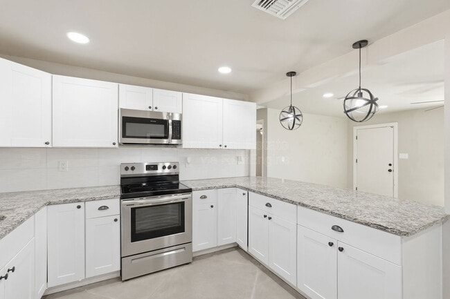 Building Photo - 5113 E Bellevue St