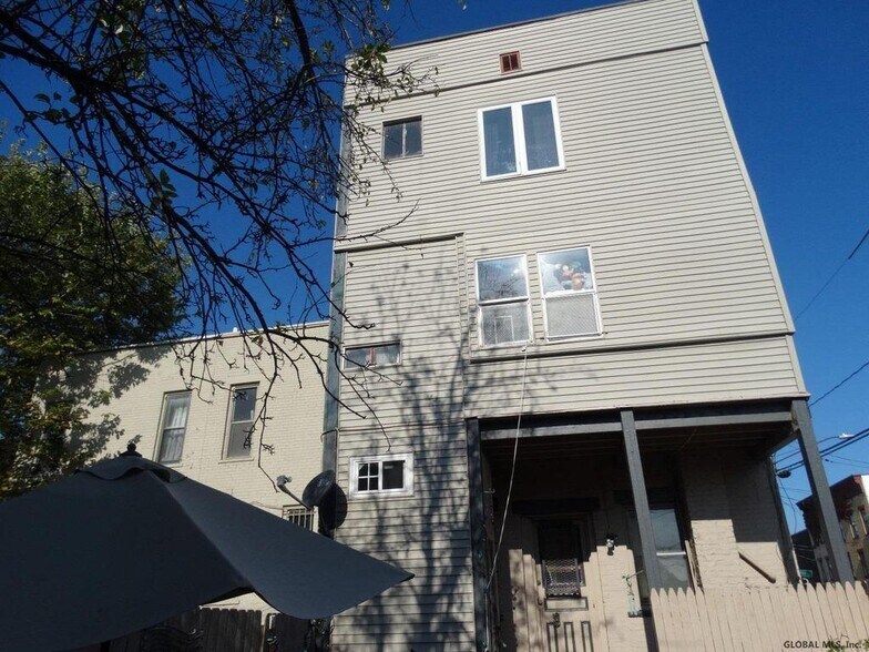 Building Photo - 81 Robin St