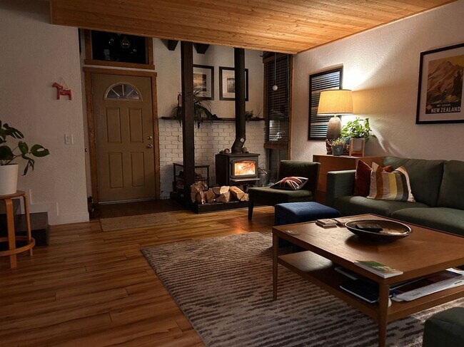 Building Photo - 1904 Sierra Nevada Rd