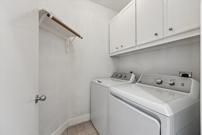 Building Photo - 9829 Riddlelink Ln