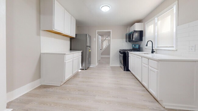 Building Photo - Updated 2-Bedroom Home with Bonus Room