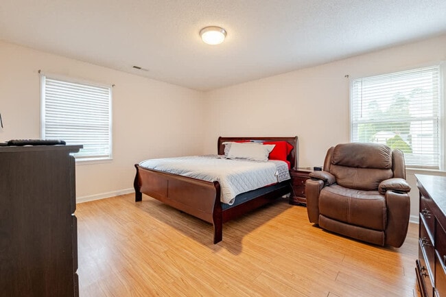 Building Photo - 305 Humble Rd