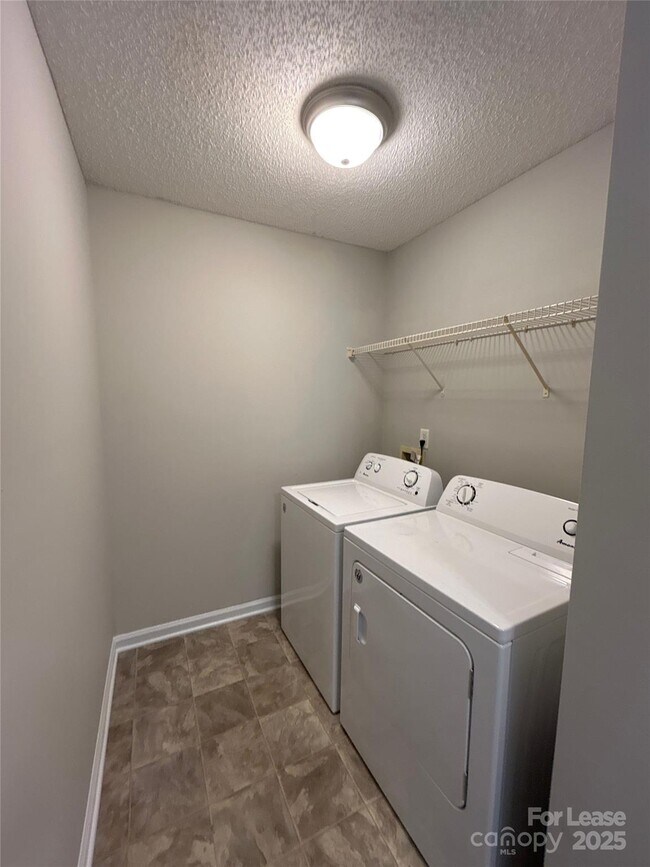 Building Photo - 3335 Alderknoll Ct