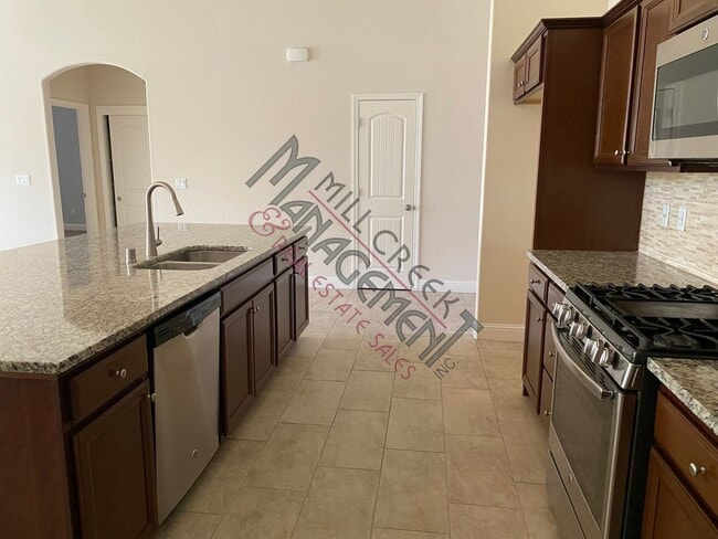 Building Photo - Beautiful 3 bedroom/2 bath home in northwe...