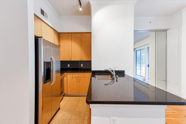 Building Photo - Stylish Studio Apartment In Concierge Building at The Renaissance at Turtle Creek ($500 Off First...