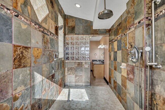 Building Photo - 8913 N Pine Hollow Dr