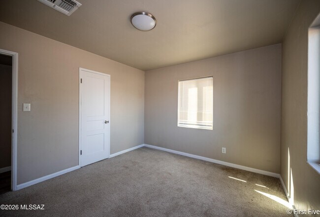 Building Photo - 416 E Linden St