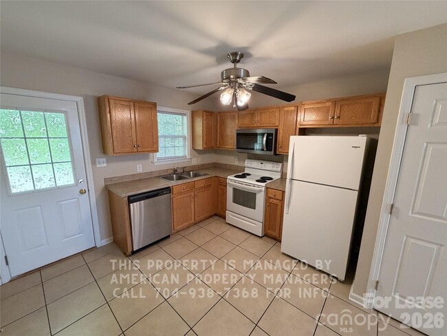 Building Photo - 483 Pharr Dr SW