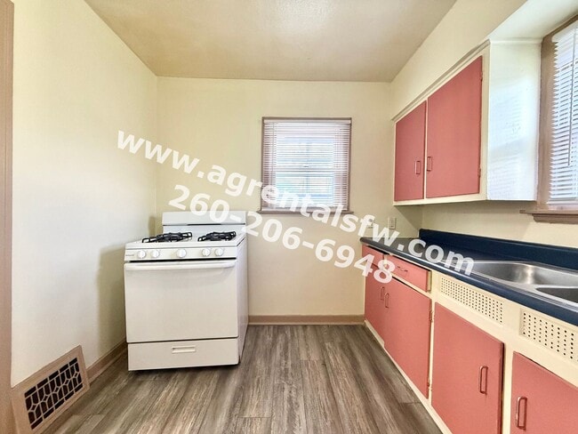 Building Photo - 3 Bedroom House