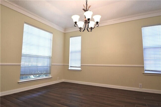 Building Photo - 2708 Cascade Dr