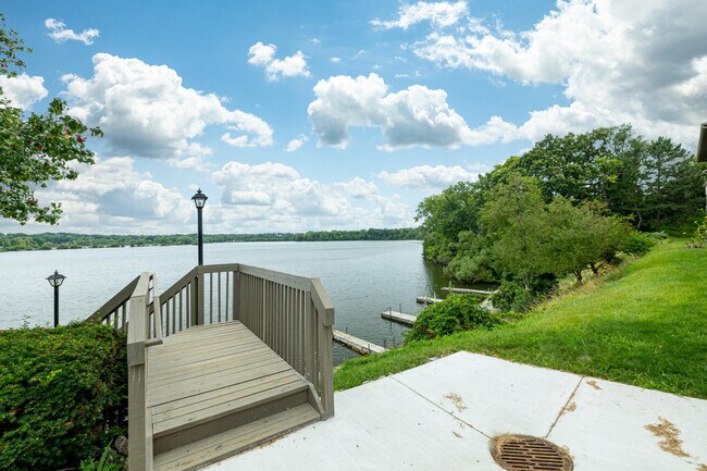 Building Photo - 893 Cliffs Dr