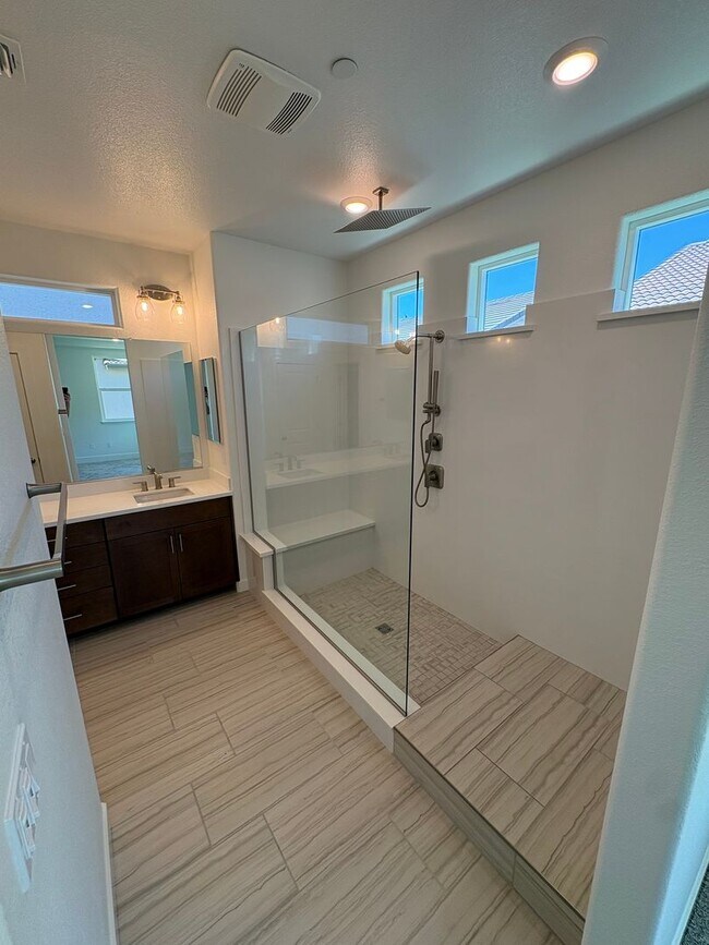 Building Photo - Beautiful 4 Bedroom 3 Bath Brentwood Home With SOLAR