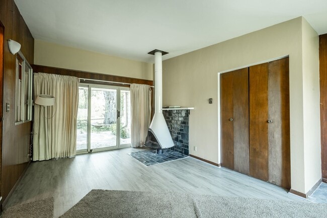 Building Photo - Come home to the serenity of Mequon-Thiensville