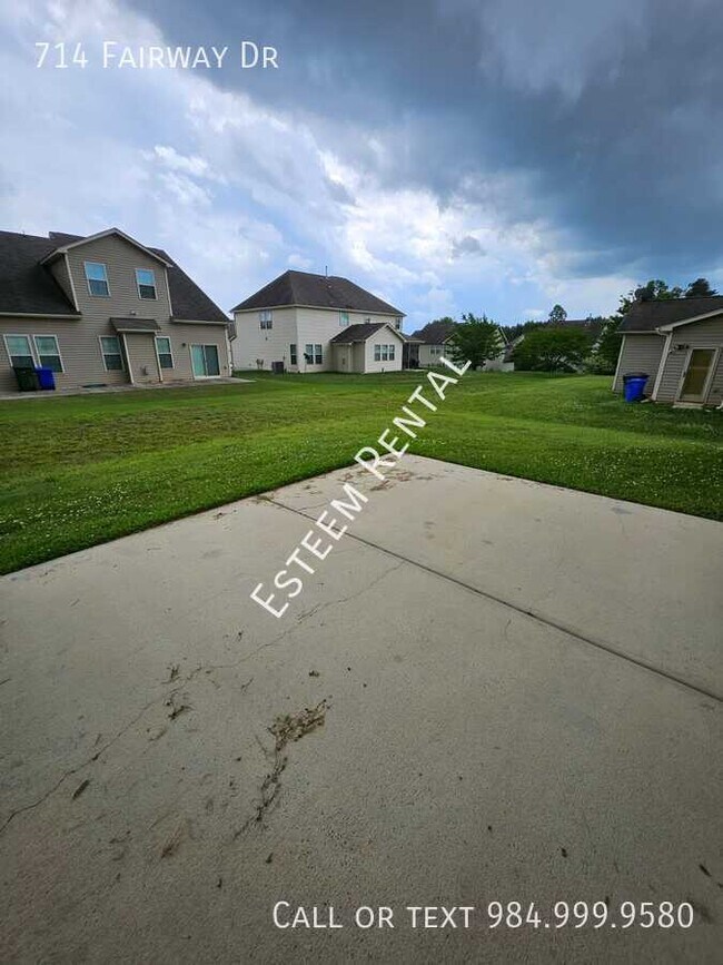 Building Photo - 714 Fairway Dr