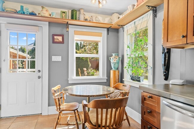 Building Photo - 840 N Farragut St