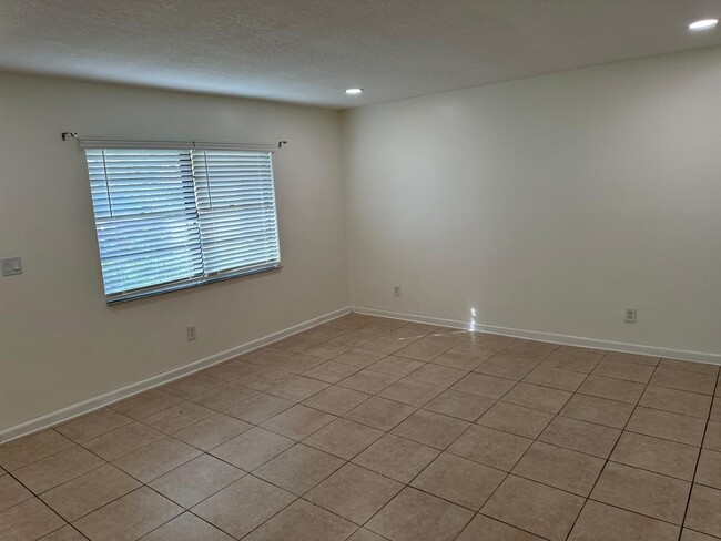 Building Photo - 1253 White Pine Dr