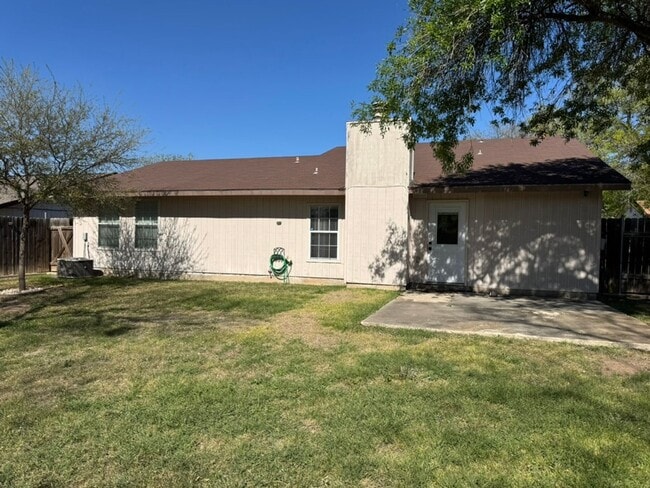 Building Photo - 3 Bed / 2 Bath – Updated Home with Fireplace & Large Backyard