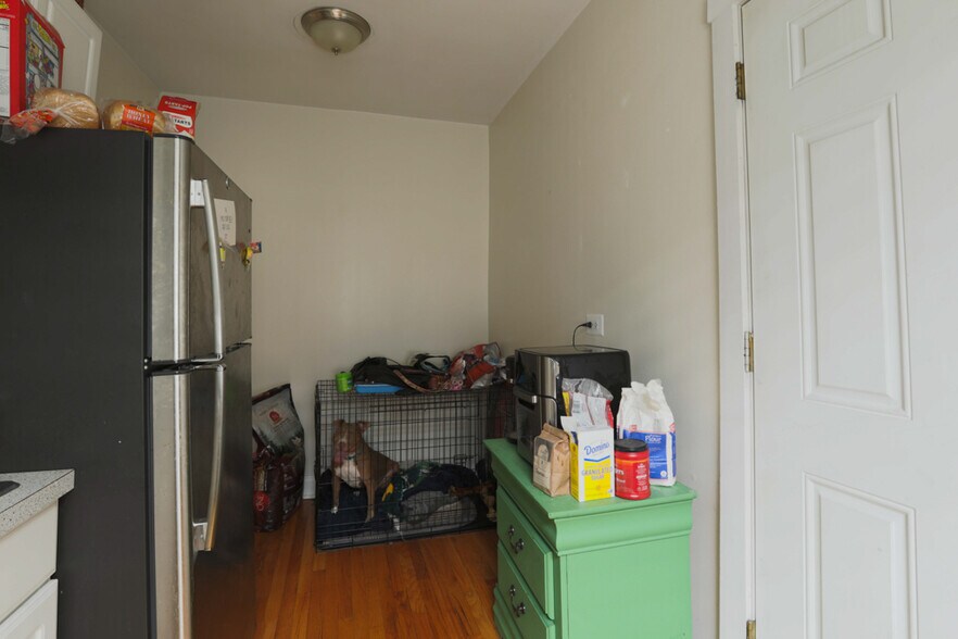 Building Photo - 814 W Cornelia Ave