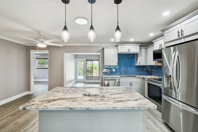 Building Photo - 528 Manor Dr