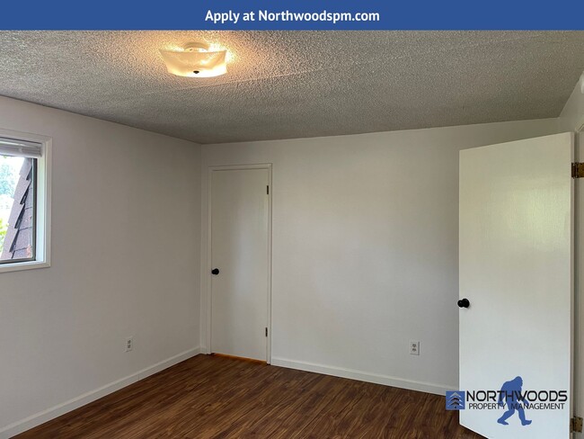 Building Photo - Newly Renovated 2 Bedroom 1.5 Bathroom Dup...