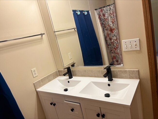Building Photo - 3bed/2ba Single Family Home