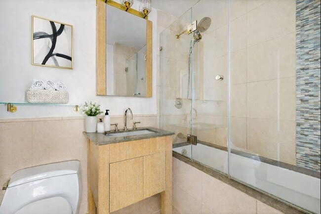 Building Photo - 350 W 42nd St