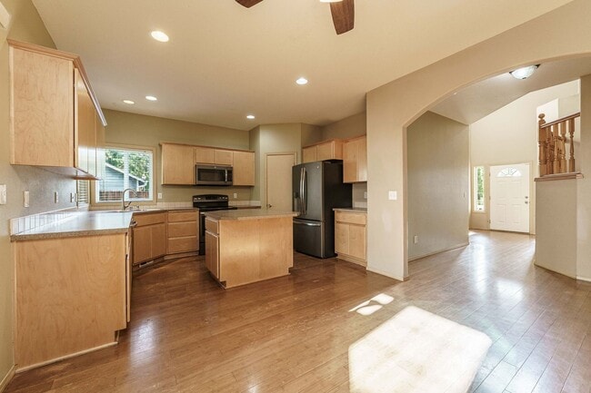 Building Photo - $500 Move In Special  4 Bedroom 2.5 Bath N...