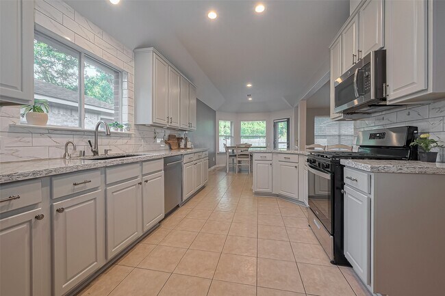 Building Photo - 119 Genesee Ridge Dr