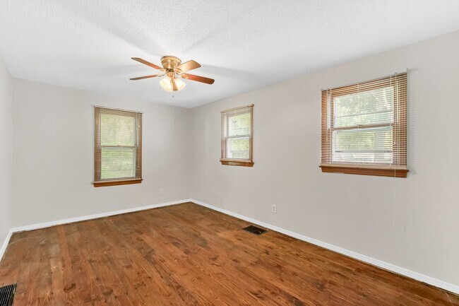 Building Photo - Spacious 3 Bedroom Ready to be rented. Section 8 Welcome