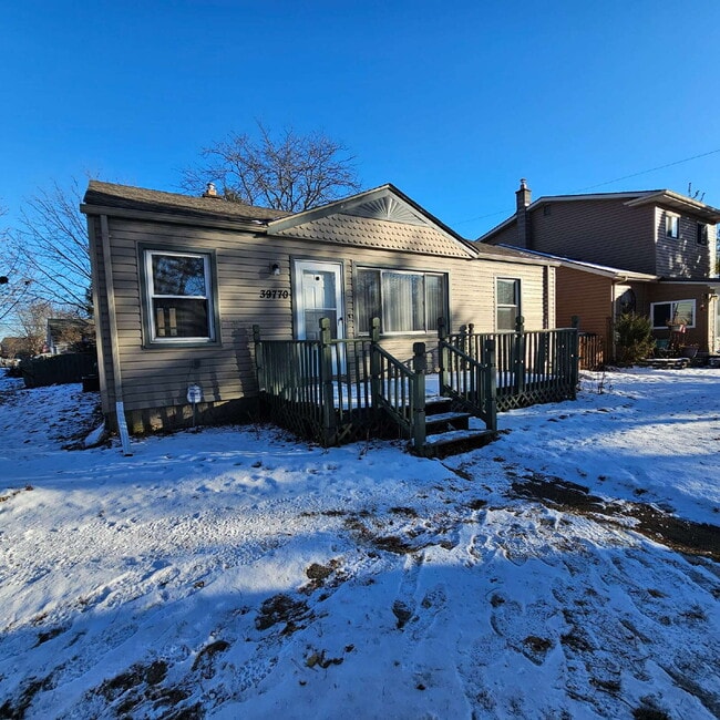 Building Photo - 3 Bedroom, 1 Bath Ranch w/ Fresh Updates Throughout. Spacious Living Room w/ New Laminate Floorin...