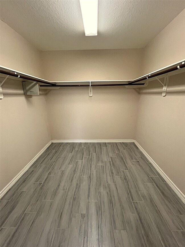 Building Photo - 2019 Pine Croft Dr