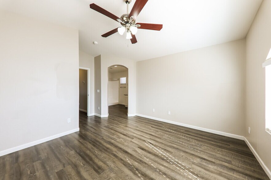 Building Photo - 2221 E Union Hills Dr