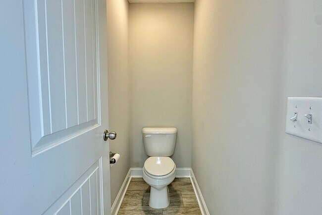 Building Photo - AVAILABLE NOW! (Small Pets Only)