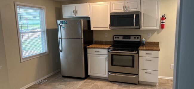 Building Photo - 3 bedroom house 5 person occupancy Availab...