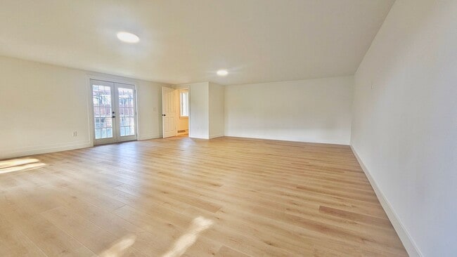Building Photo - Spacious 4 Bed 3 Bath Home in Sought After...