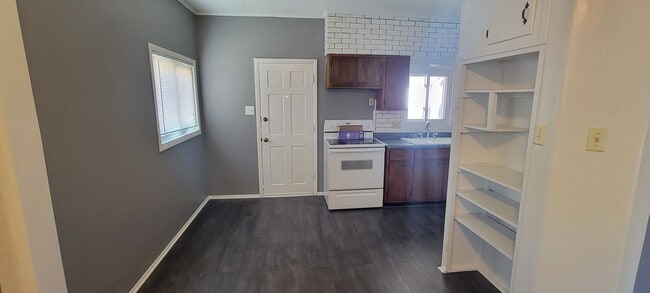 Building Photo - 2 Bedroom Home