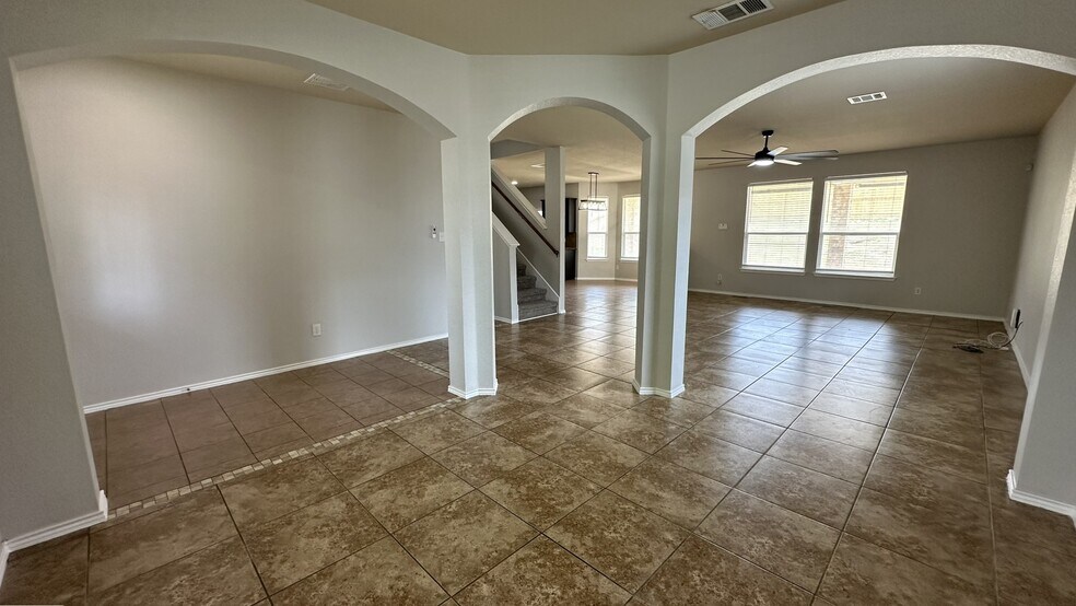Building Photo - 2303 Scott Dr