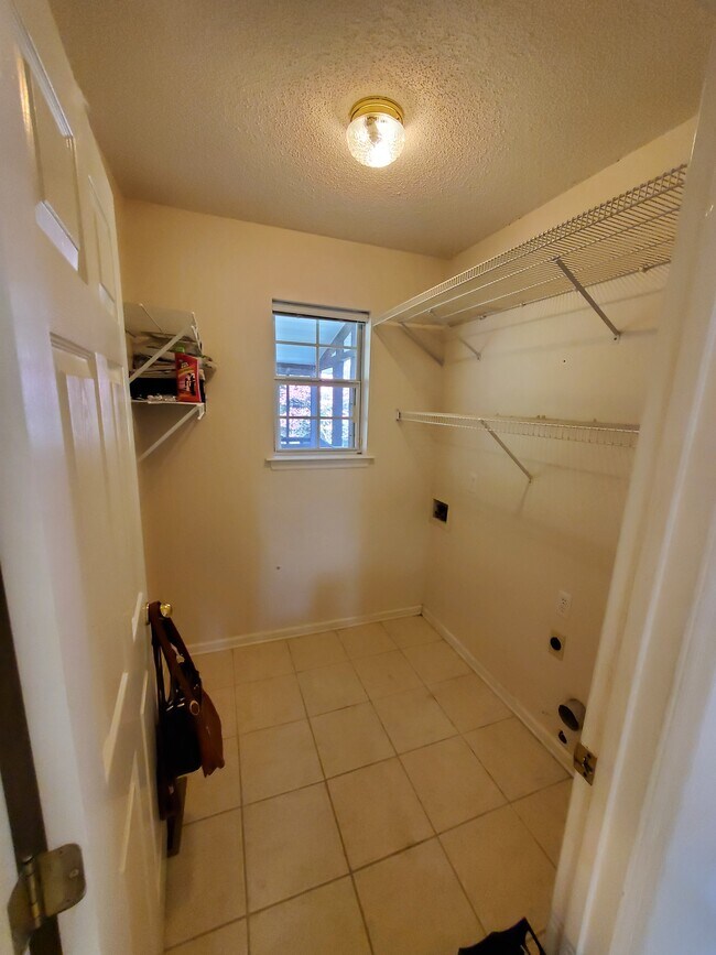 Building Photo - 5621 Chestnut Pond Dr