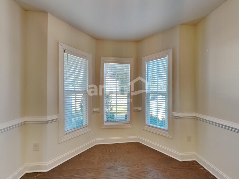 Building Photo - 102 White Ash Ln