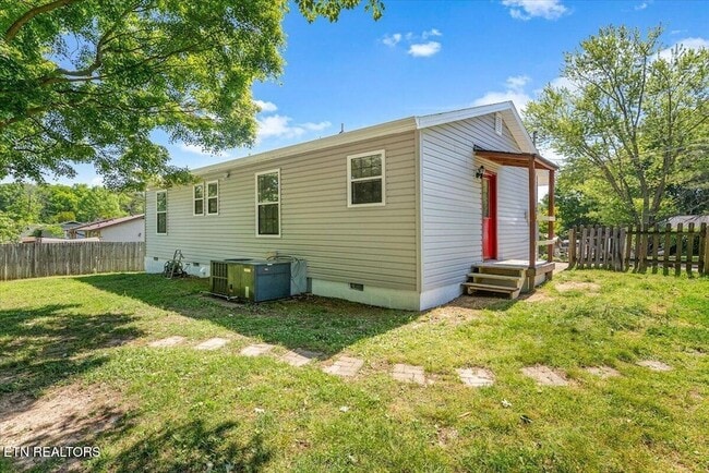 Building Photo - 5917 W Pine Ln