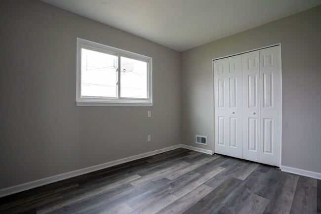 Building Photo - Charming Home