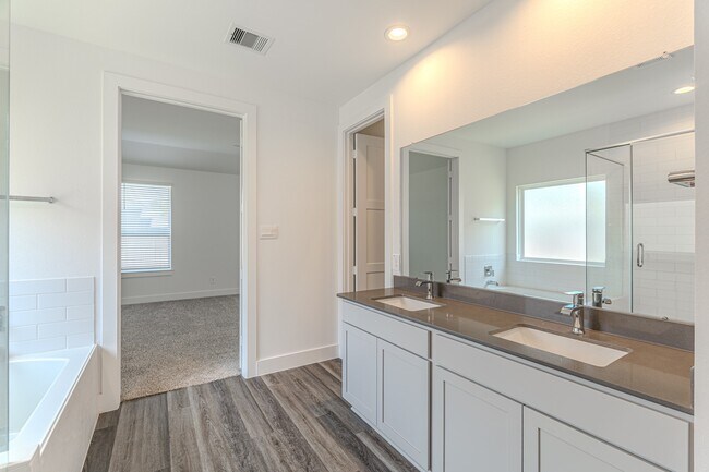 Building Photo - 15228 Tattle Crk Ln