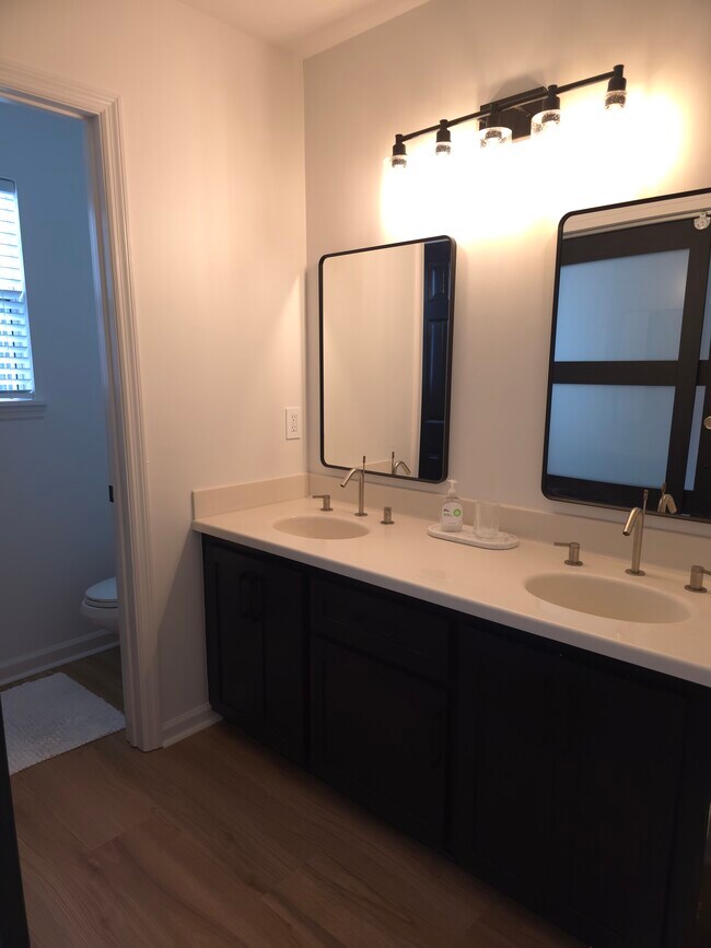 Building Photo - 1000 Mallery St Ext