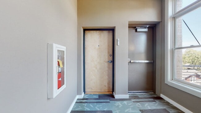 Building Photo - 1706 18th Ave S