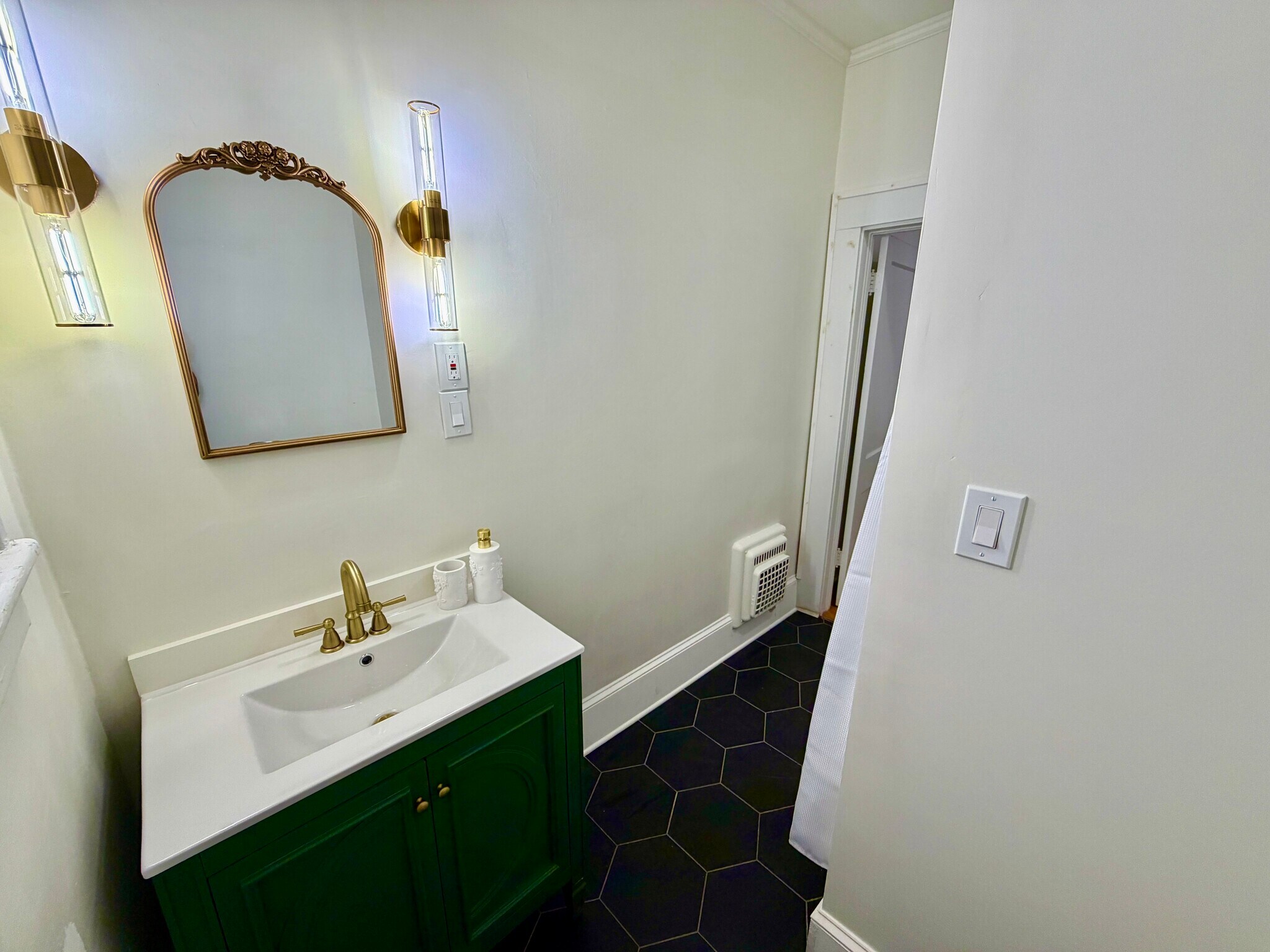 Building Photo - 726 E 40th St